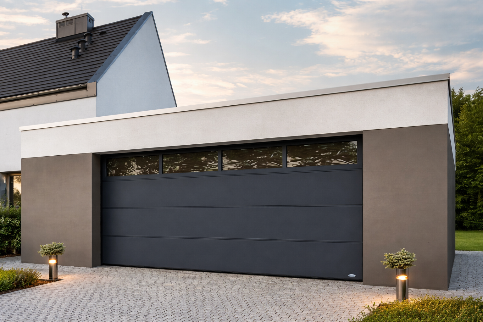 Eine Garagentür mit einer Einfahrt aus Ziegelsteinen.